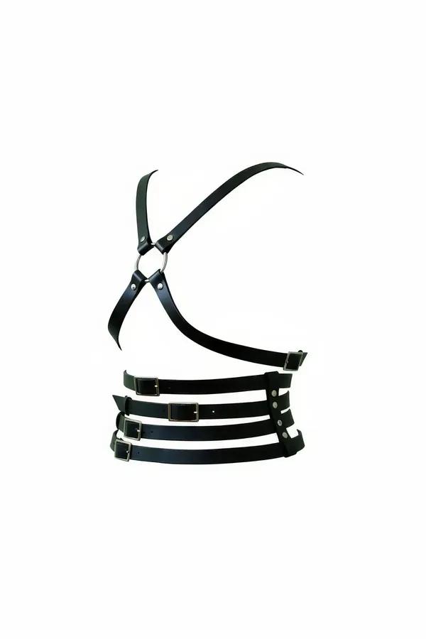 Siyah suni deri X-arka göğüs harness, dört askılı waspie beli ve gümüş tokalar, yan açılı ürün görünümü