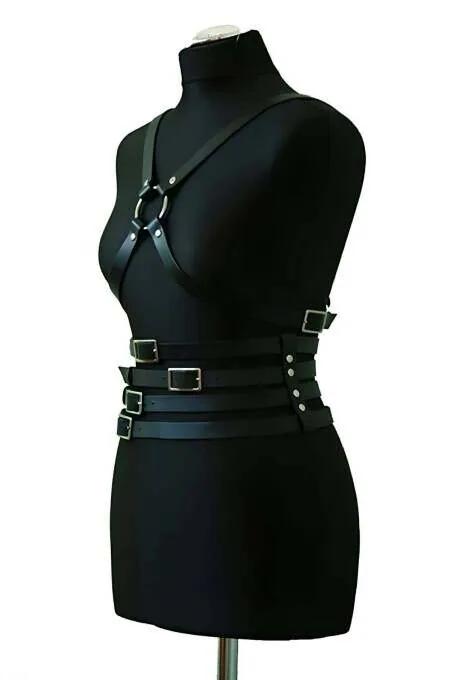 Manken üzerinde O-halka göğüs ve dört gümüş toka bel askılı siyah suni deri vücut harness