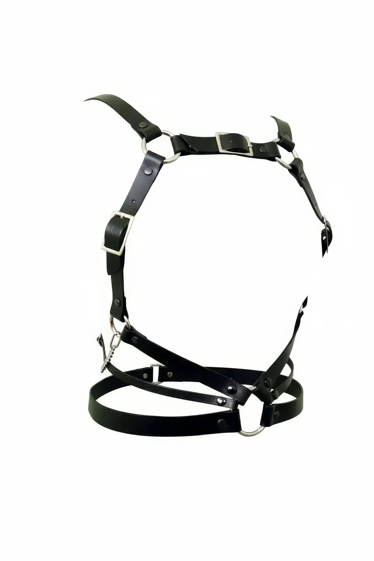 Siyah suni deri tam vücut harness, gümüş O-halkalar ve dikdörtgen tokalar, açık çerçeve askı yapısı