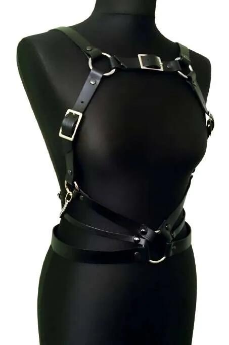 siyah PU deri harness kayış detayı gümüş dikdörtgen toka yakın çekim