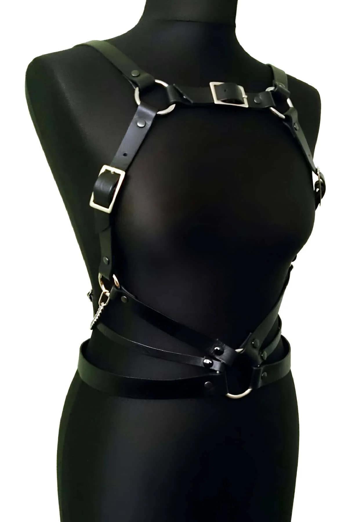 göğüs harness gümüş O-ring ve zincir köprü ön görünüm siyah deri