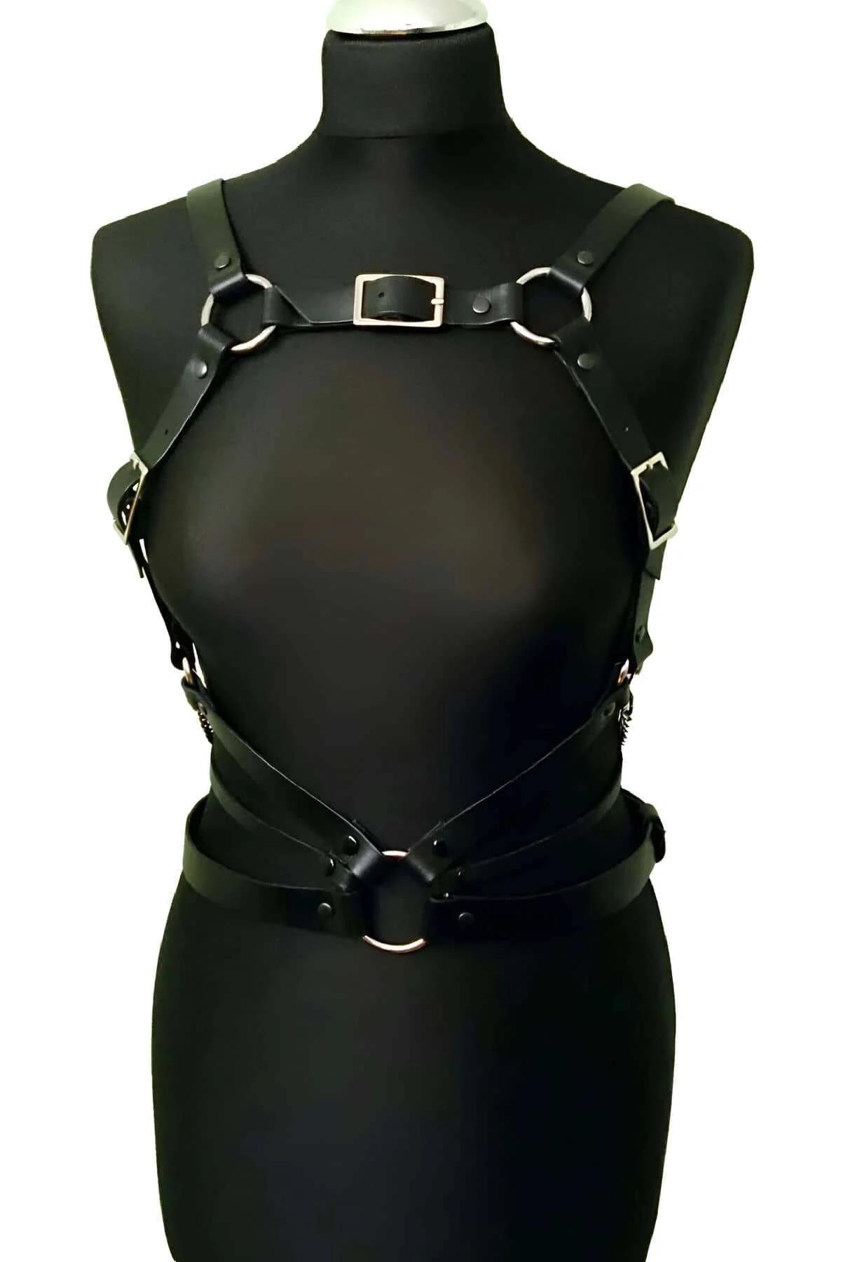 siyah vegan deri harness omuz askısı ve toka yapısı yan açı