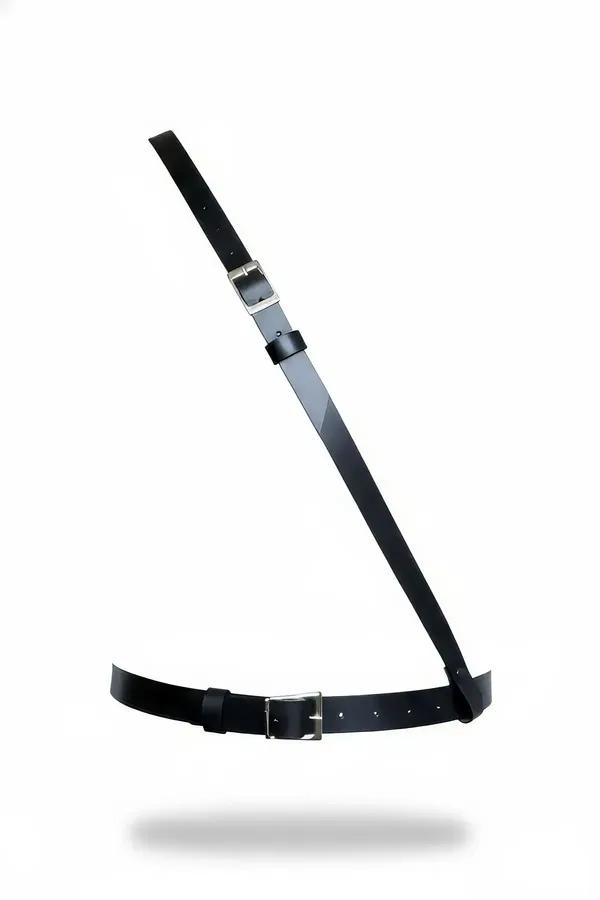 Siyah suni deri tek omuzlu vücut harness, diyagonal askı ve gümüş dikdörtgen toka bel bandı