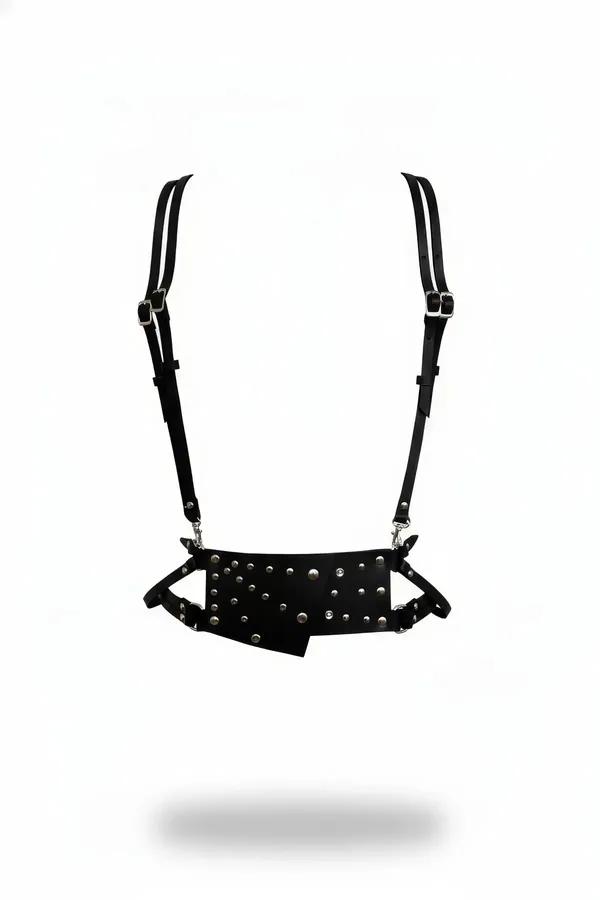 Siyah vegan deri zımbalı göğüs harness gümüş metal toka ve asimetrik panel detayıyla