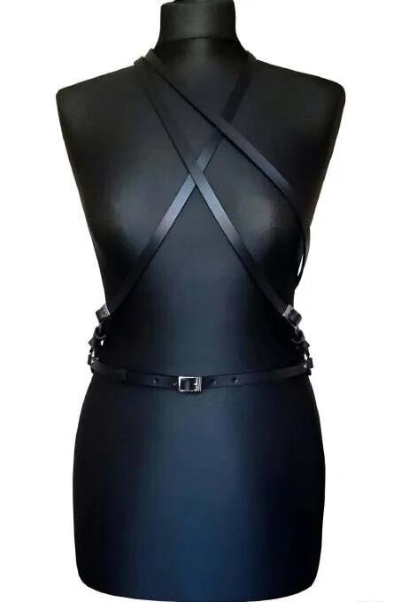 Siyah PU suni deri harness bel tokası yakın çekim gümüş metal detay