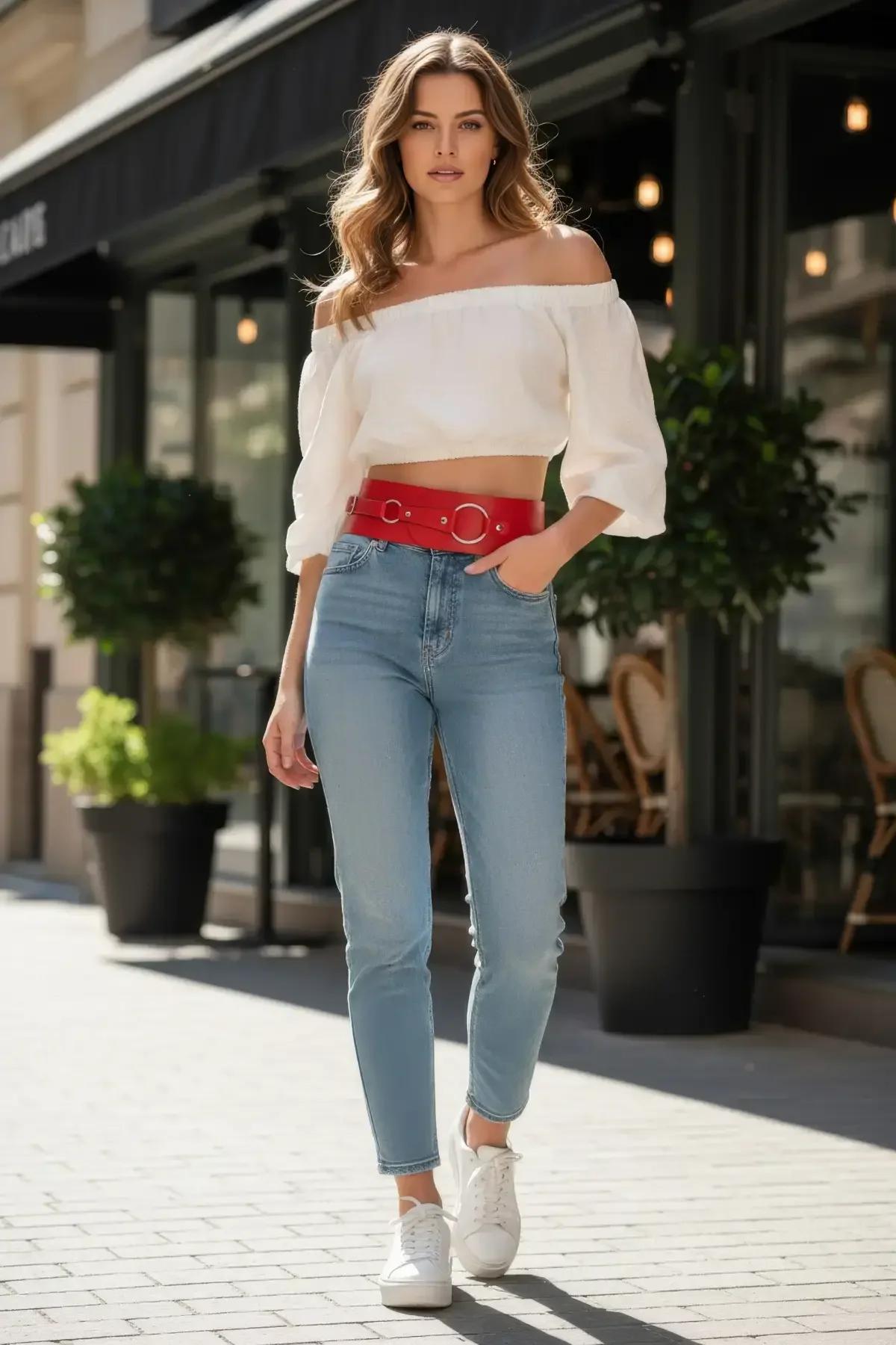 Kırmızı suni deri geniş waspie kemer, üç gümüş O-halka, açık renkli kot ve beyaz crop top üzerinde