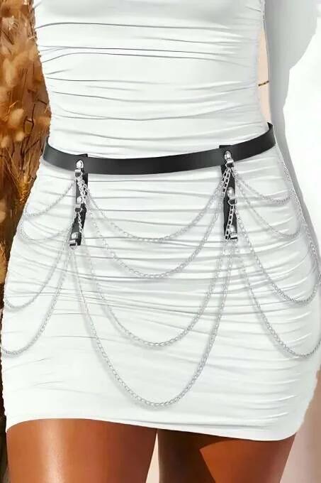 Beyaz bodycon mini elbise üzerinde şelale gümüş renk zincir sarkıtlı ince 2 cm siyah suni deri bel kemeri