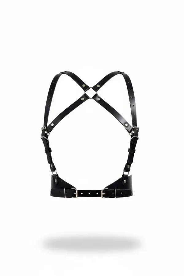 Çift gümüş iğne tokası ve X-askı konfigürasyonlu siyah suni deri çapraz sırt göğüs harness