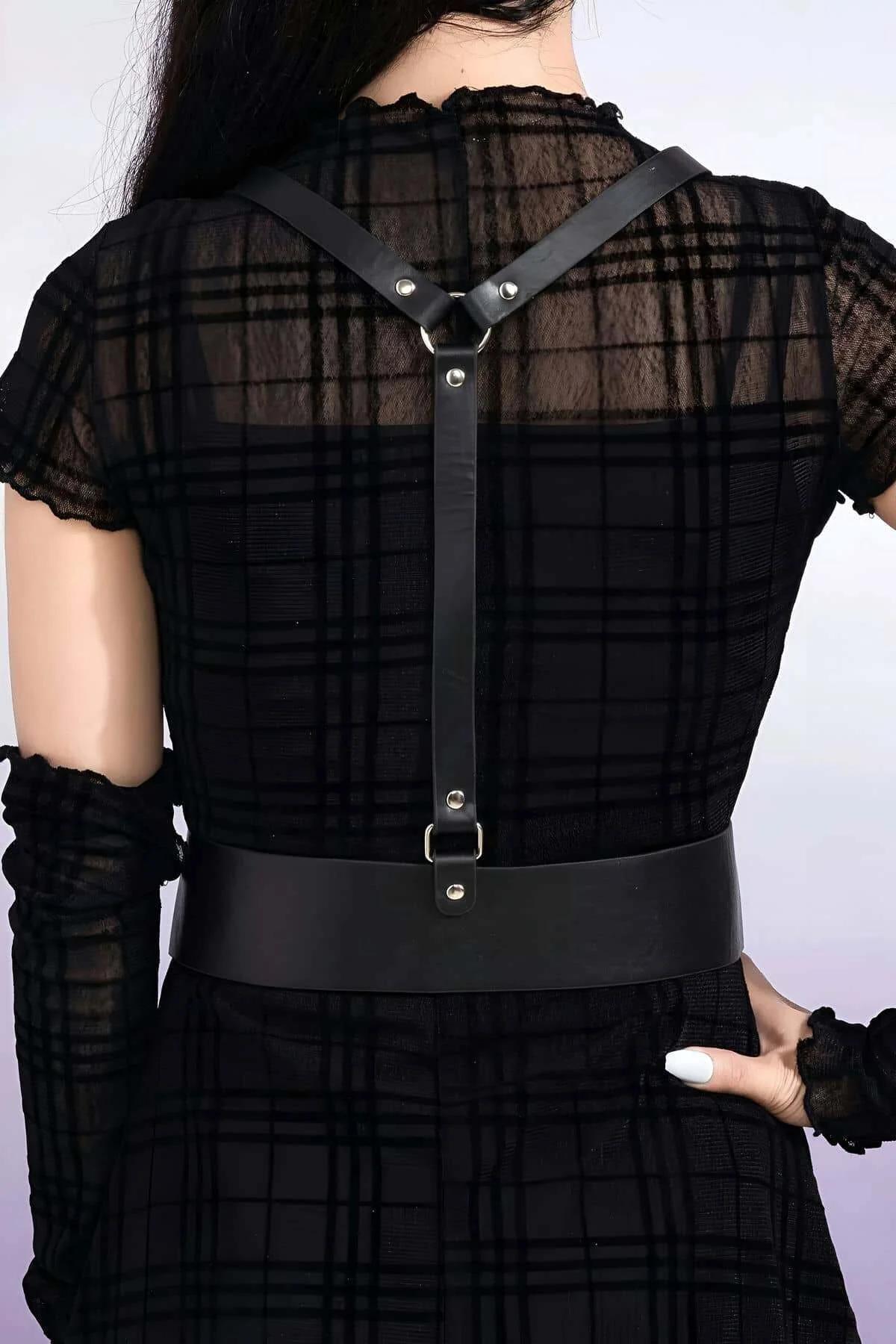 Yapısal silüet gösteren şeffaf uzun kollu üstü üzerine katmanlı siyah suni deri harness