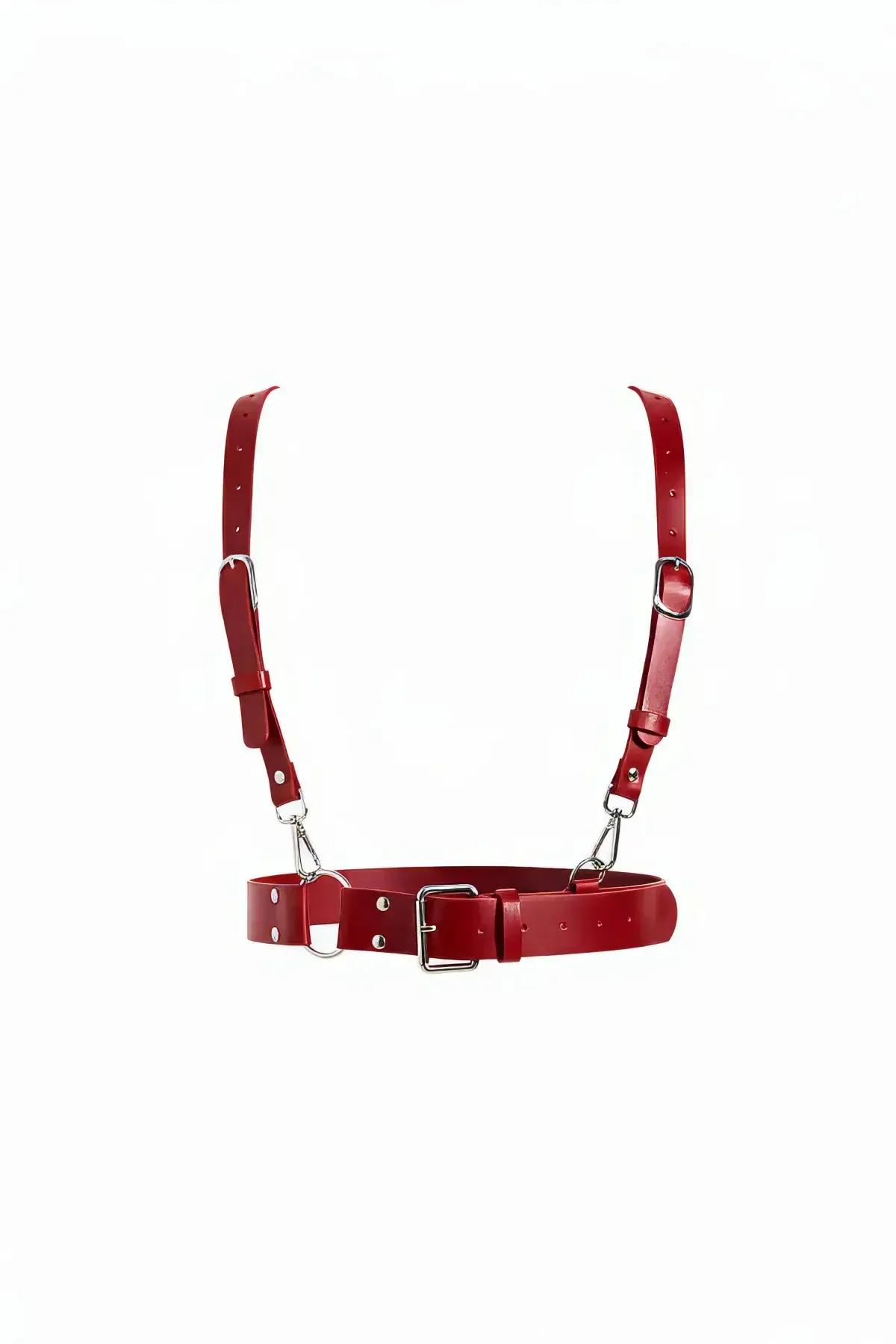 Mat yüzey, ayarlanabilir gümüş toka omuz askıları ve karabina klipsli kırmızı suni deri bel kemeri harness