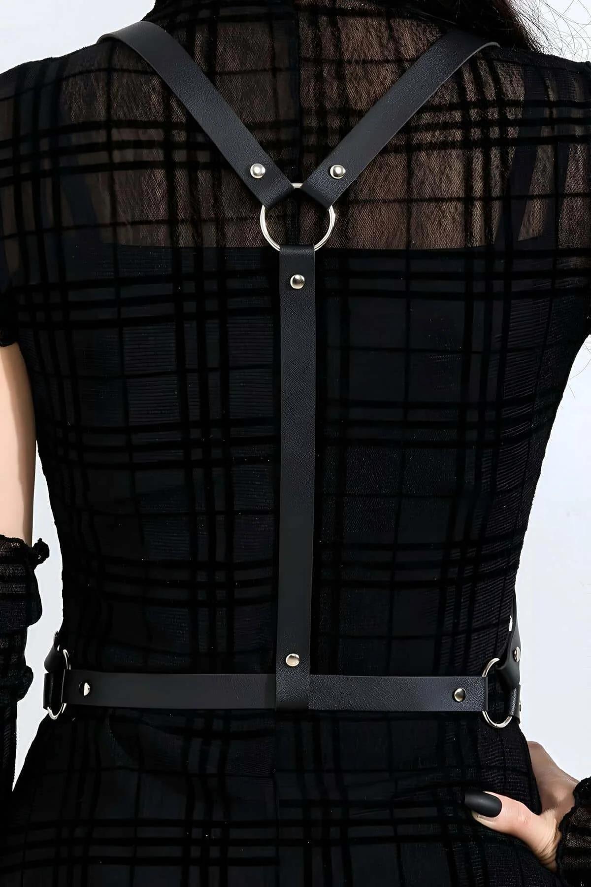 Dar siyah üstü üzerinde siyah suni deri çapraz göğüs harness askısı, arkadan görünüm