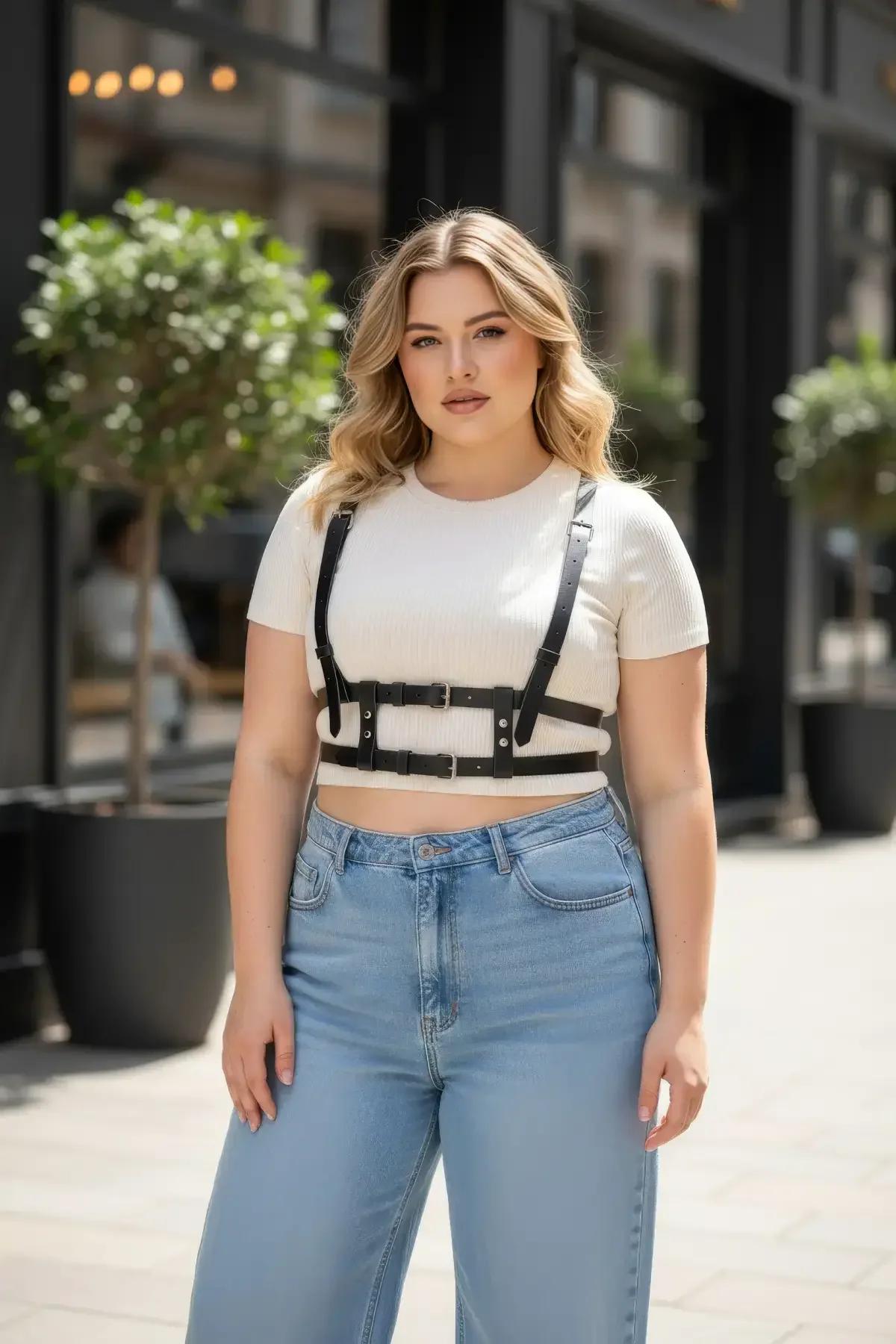 Beyaz fitilli crop top ve jean üzerine giyilen çift ayarlanabilir toka askılı siyah suni deri göğüs harness