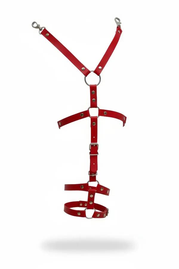 Gümüş O-halka, omuzlarda çıtçıt kanca ve çift uyluk jartiyer bandıyla kırmızı suni deri tam vücut harness