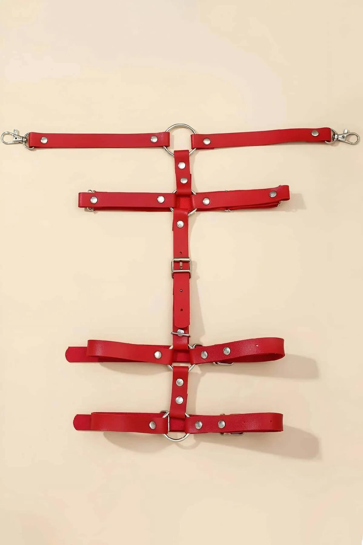 Kırmızı uyluk harness O-halka uyluk ortası çapa perçin detayı, önden görünüm