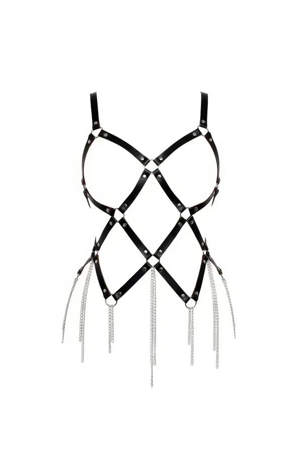 Geometrik elmas askı ağı ve kalça bandında dökülen gümüş zincir püsküllü siyah suni deri askılı vücut harness