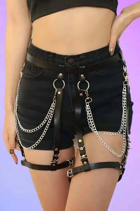 Siyah vegan deri zincirli jartiyer harness, gümüş O-ring ve çift sıra sarkıt zincir, denim şort üzerinde