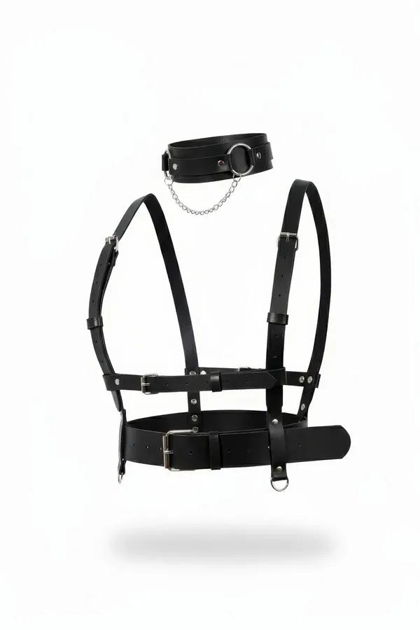 Geniş bel kemeri, ayarlanabilir omuz askıları, gümüş tokalar ve gümüş detaylı eşleşen çokerli siyah suni deri vücut harness