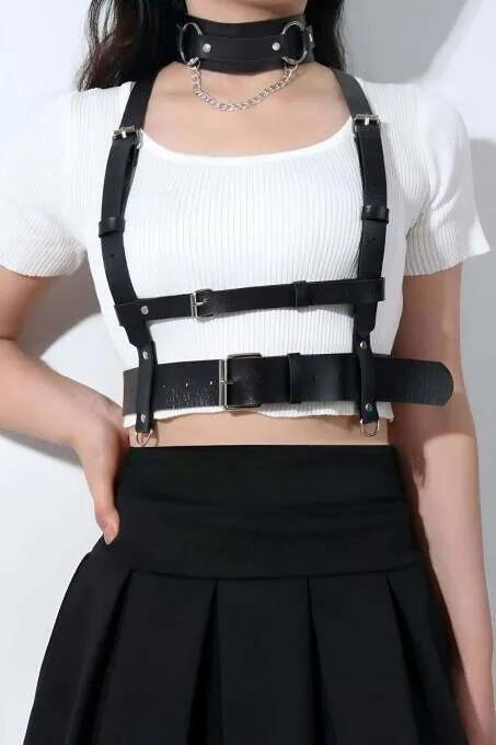 Geniş bel bandı, gümüş iğne toka omuz askıları ve çıkarılabilir O-halka zincirli siyah suni deri altsutyeni harness