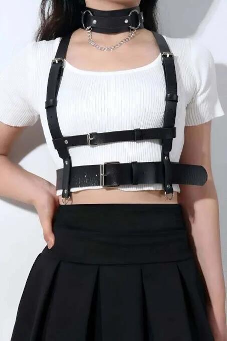 Altsutyeni harness siyah suni deri omuz askısında gümüş iğne toka ayarlayıcısı, yakın çekim