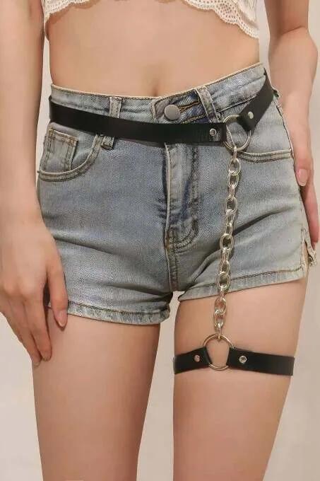 Denim şort üzerinde çıkarılabilir gümüş halkalı zincir ve O-halka donanımlı siyah suni deri bel jartiyer harness