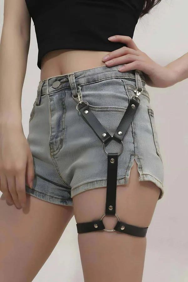 Denim şort kemer geçmelerine ve uyluk bandına kilitli gümüş O-halkalı siyah suni deri bacak jartiyer harness