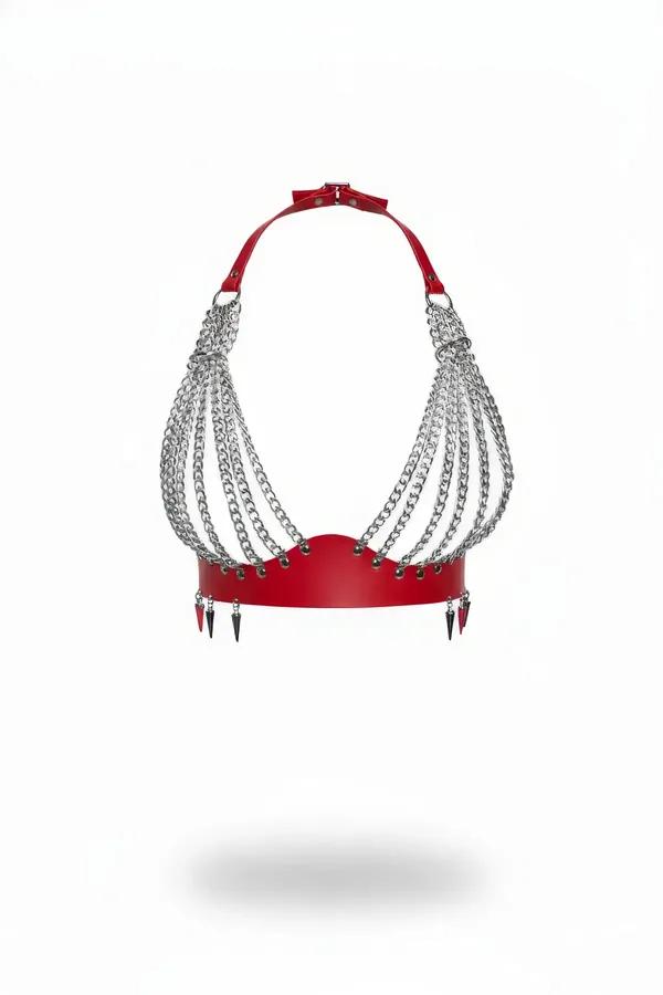 Göğüs altı bandında altı dökümlü gümüş zincir ve konik çivi sarkıtlı kırmızı suni deri göğüs harness