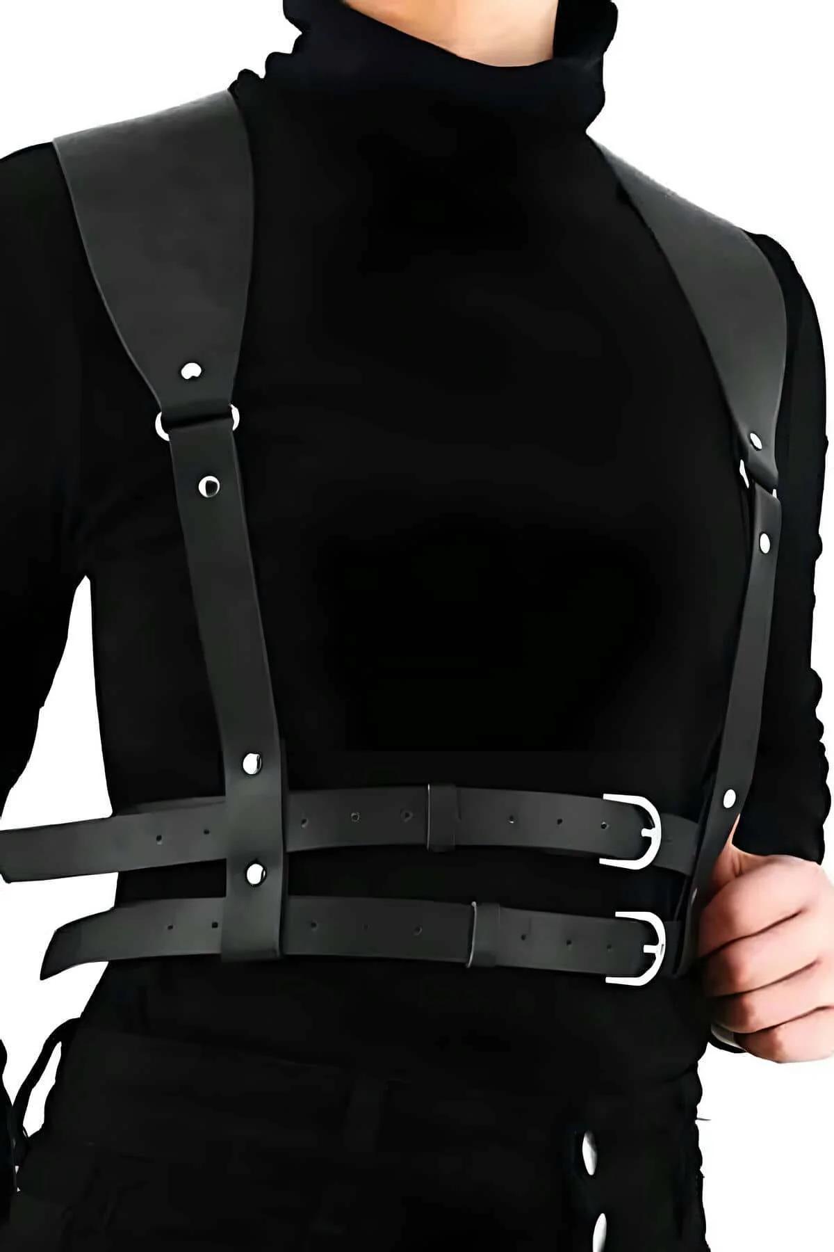 Çift paralel bel toka askısı gösteren siyah suni deri göğüs harness, önden görünüm