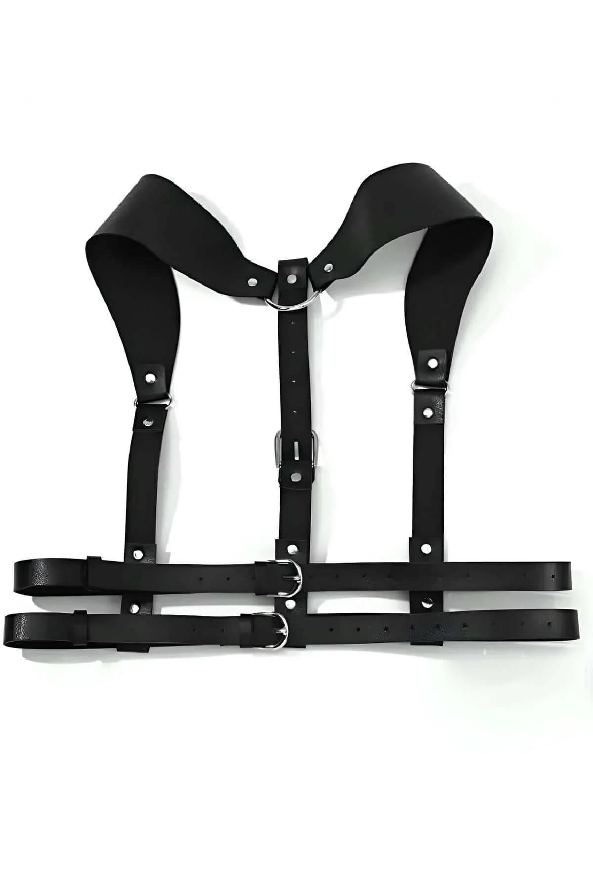 Siyah suni deri harness askısında gümüş renk iğne toka ve perçin donanımı, yakın çekim