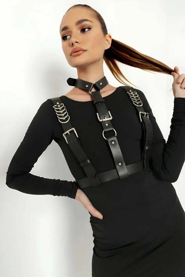 siyah vegan deri göğüs harness omuzda çoklu gümüş D-halkalı boyun yakalı kıyafet üzeri aksesuar