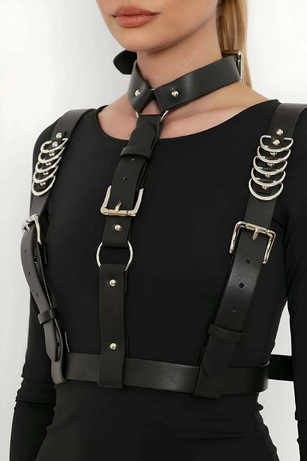 göğüs harness ön görünüş gümüş metal toka düzeni siyah elbise üzerinde