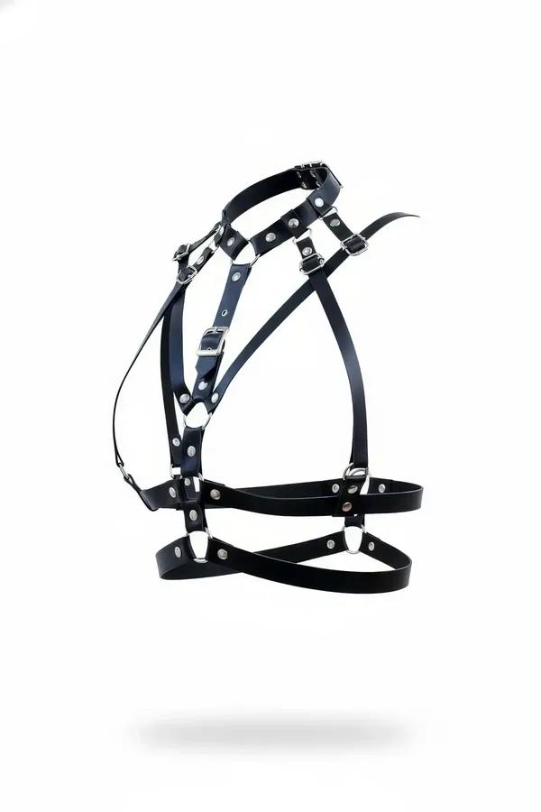 Beyaz arka fonda gümüş yuvarlak zımba, D-halka ve dikdörtgen tokalı siyah suni deri çok askılı vücut harness