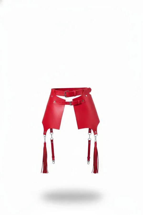 Gümüş klips donanımında dört çıkarılabilir püsküllü kırmızı suni deri geniş dikdörtgen panelli uyluk harness