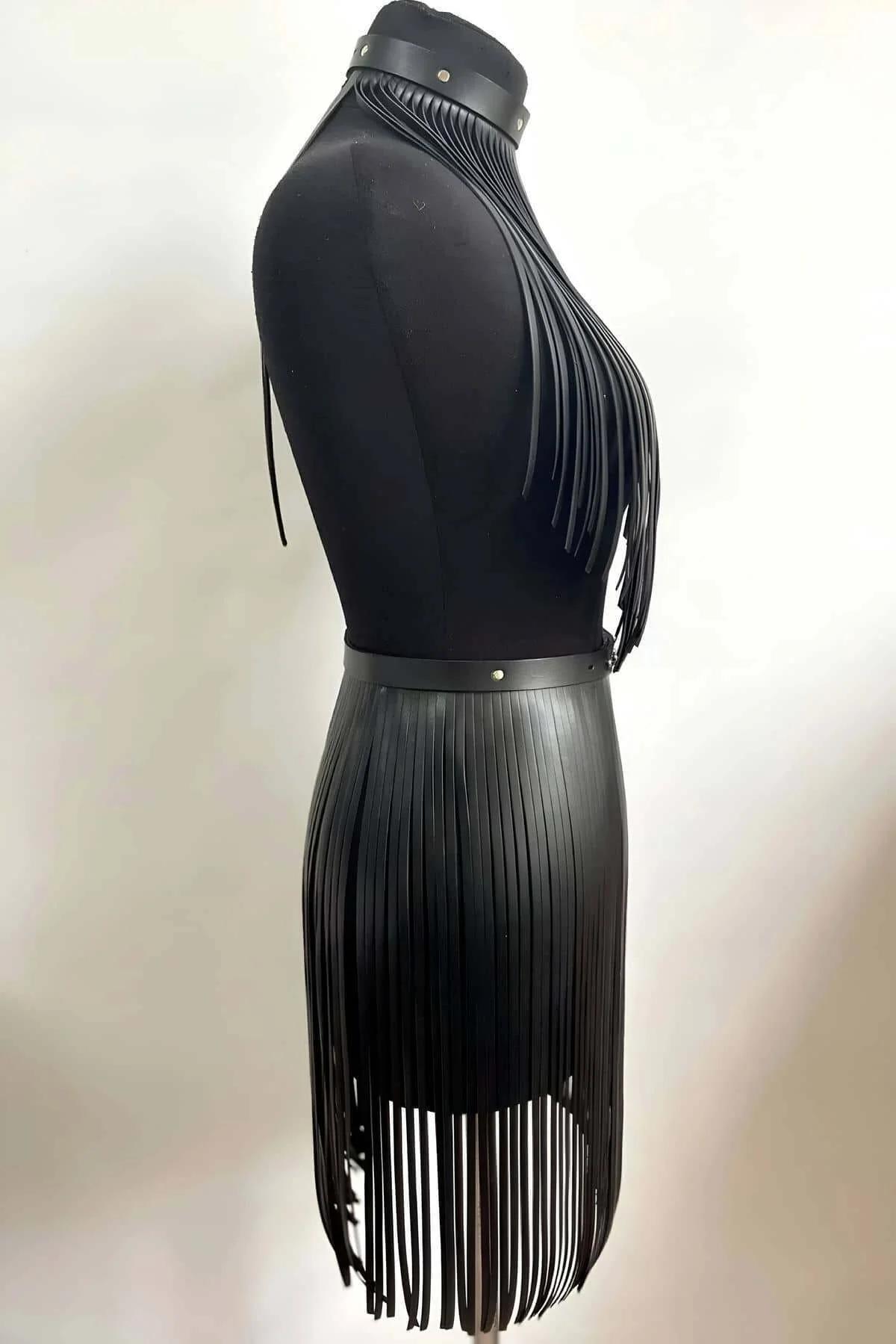 halter top üzerinde siyah suni deri püskül şeritler yakın çekim, gümüş zımbalı çoker boyunluk detayı
