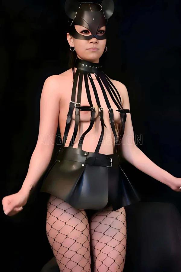 Genişleyen mini etek ve gümüş toka detaylı siyah suni deri çok askılı büstiyer harness, önden görünüm