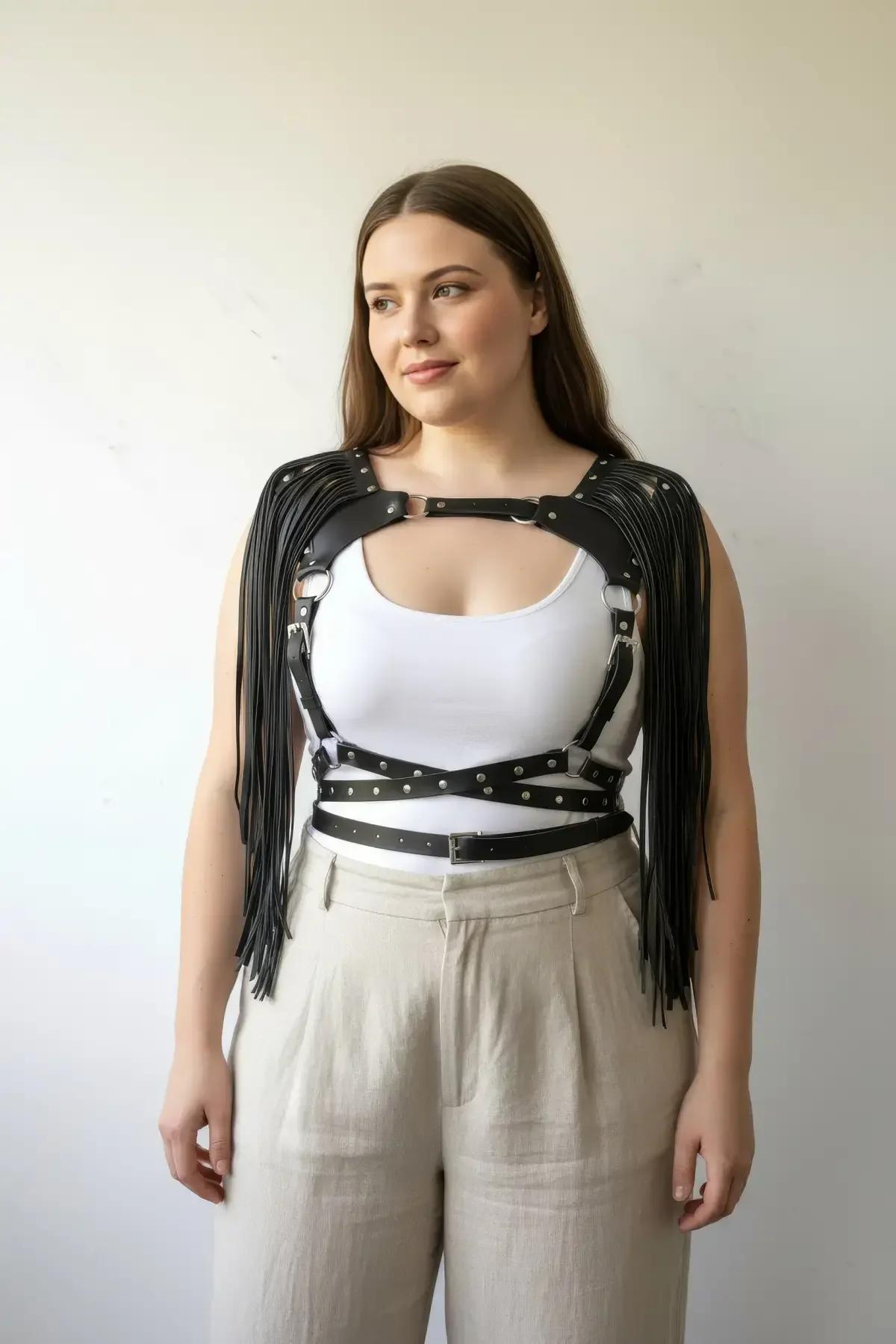Yaklaşık 30 cm püskül uzunluğuyla siyah suni deri göğüs harness omuz püskülü detayı