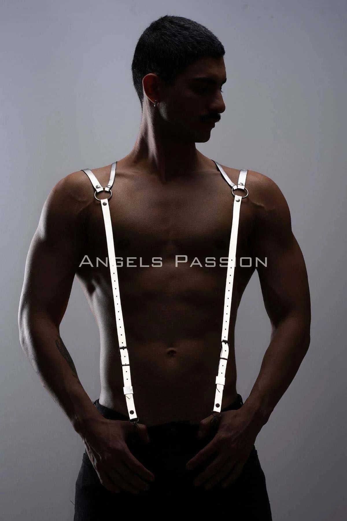 Siyah pantolon bel bandına takılı askı klipsleriyle beyaz erkek omuz harness