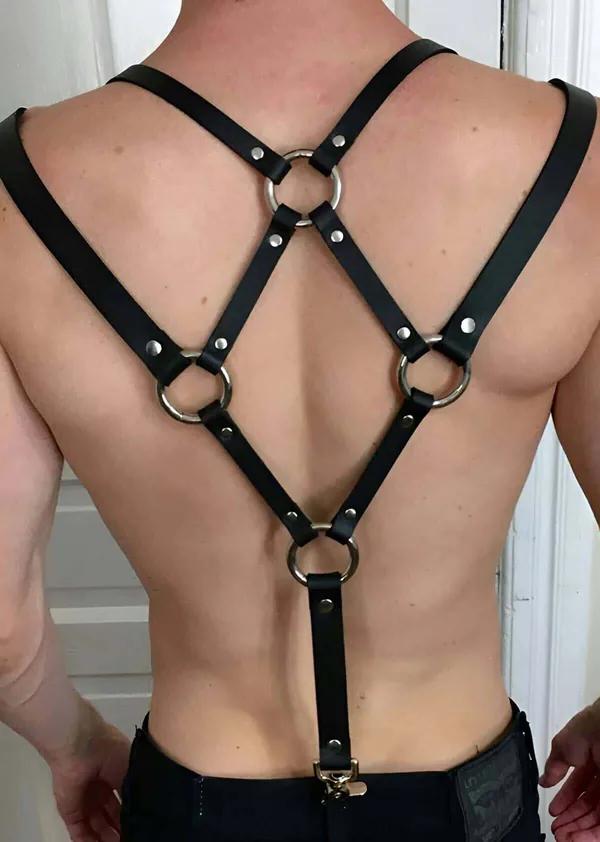 Siyah suni deri çapraz bantlı erkek harness sırtta 4 gümüş O-halka ve perçin detayı