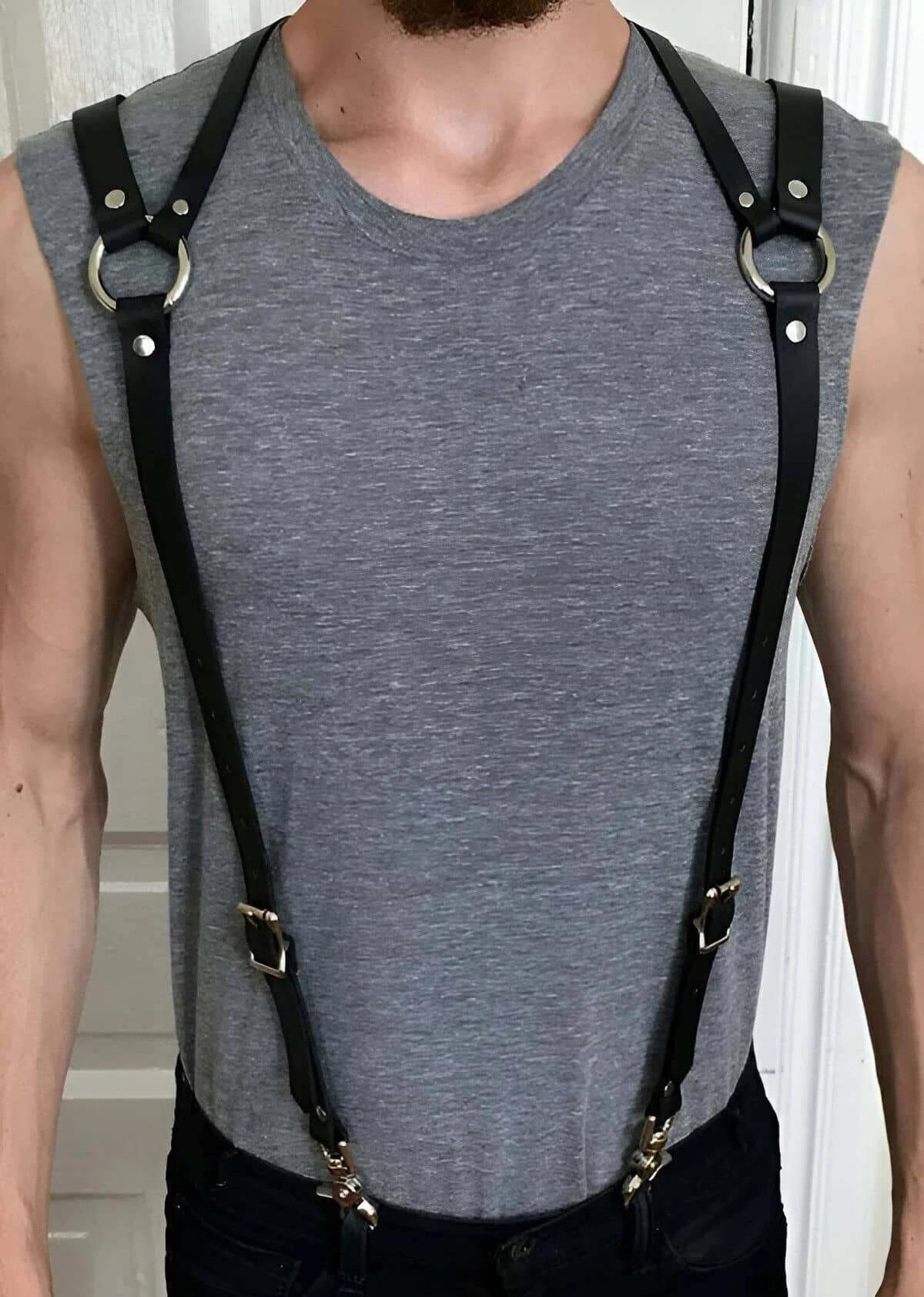 Çapraz geometrik bantlı siyah erkek harness omuz ve bel toka detayı