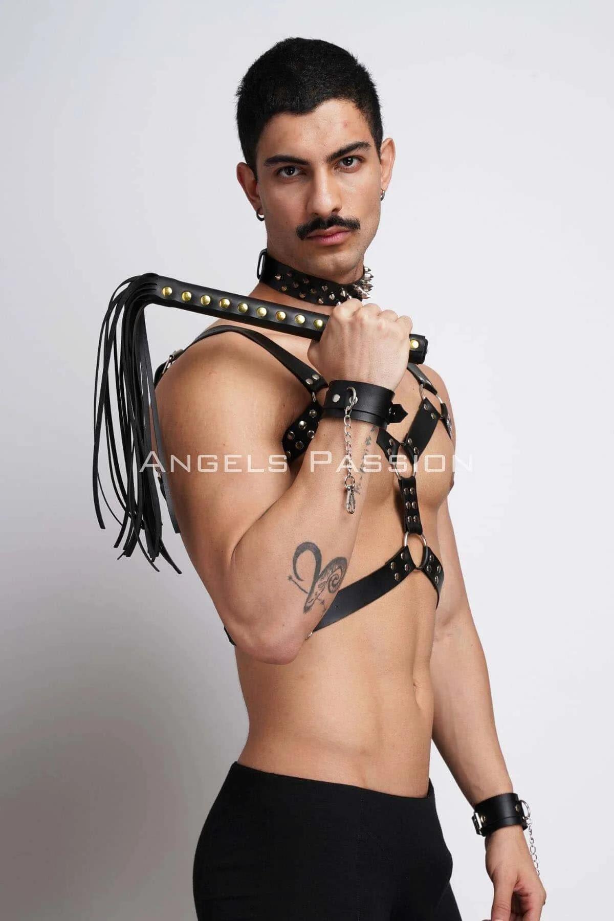 çivili deri choker ve O-ring harness yakın plan gümüş metal toka