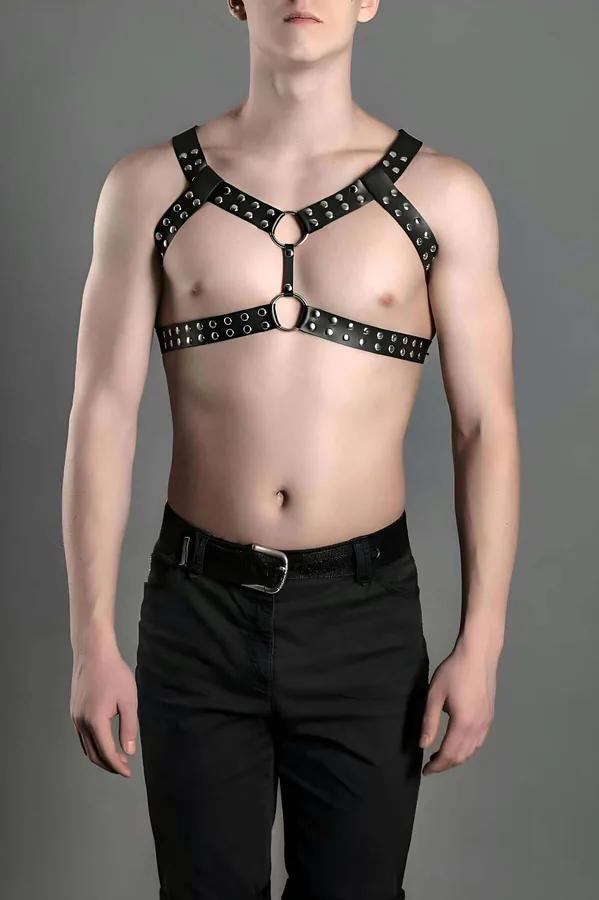 Erkek modelde X-askı yapısında çift gümüş O-halkalı ve kubbe zımbalı siyah suni deri göğüs harness
