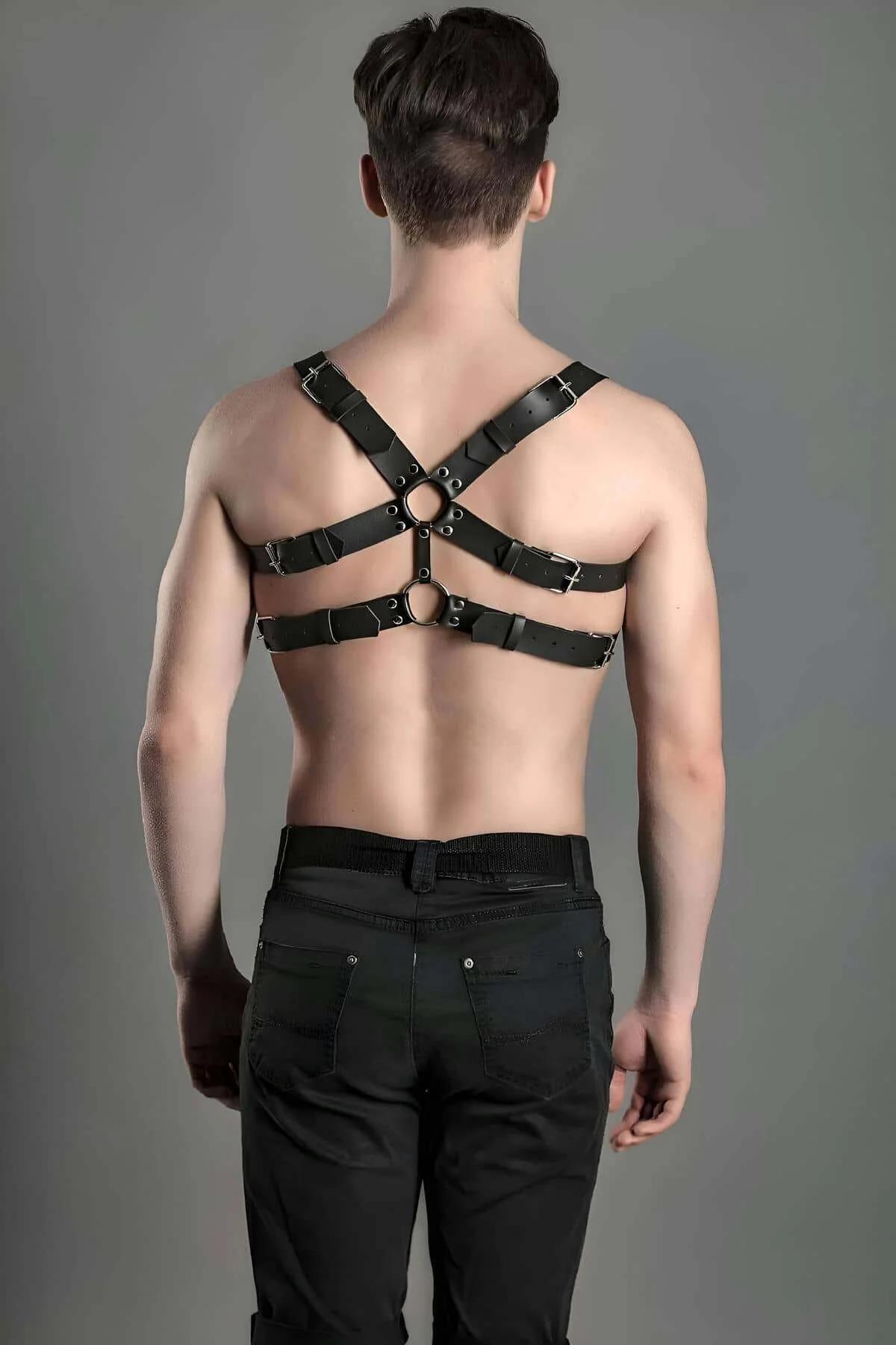 Siyah suni deri harness bantlarındaki gümüş kubbe zımbalar ve perçinler, yakın çekim