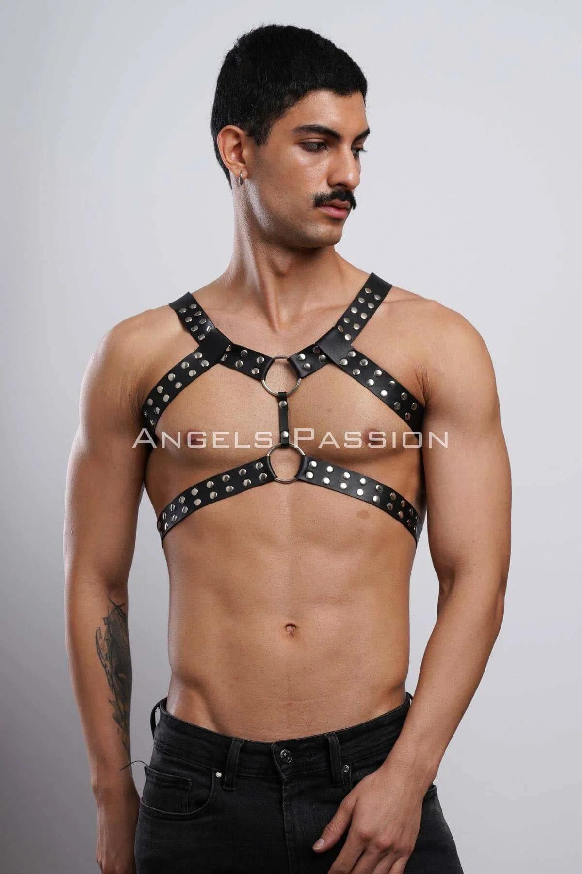 Çift altın O-halkalı siyah zımbalı suni deri tam vücut harness, erkek model üzerinde, göğüsten bele kapsam