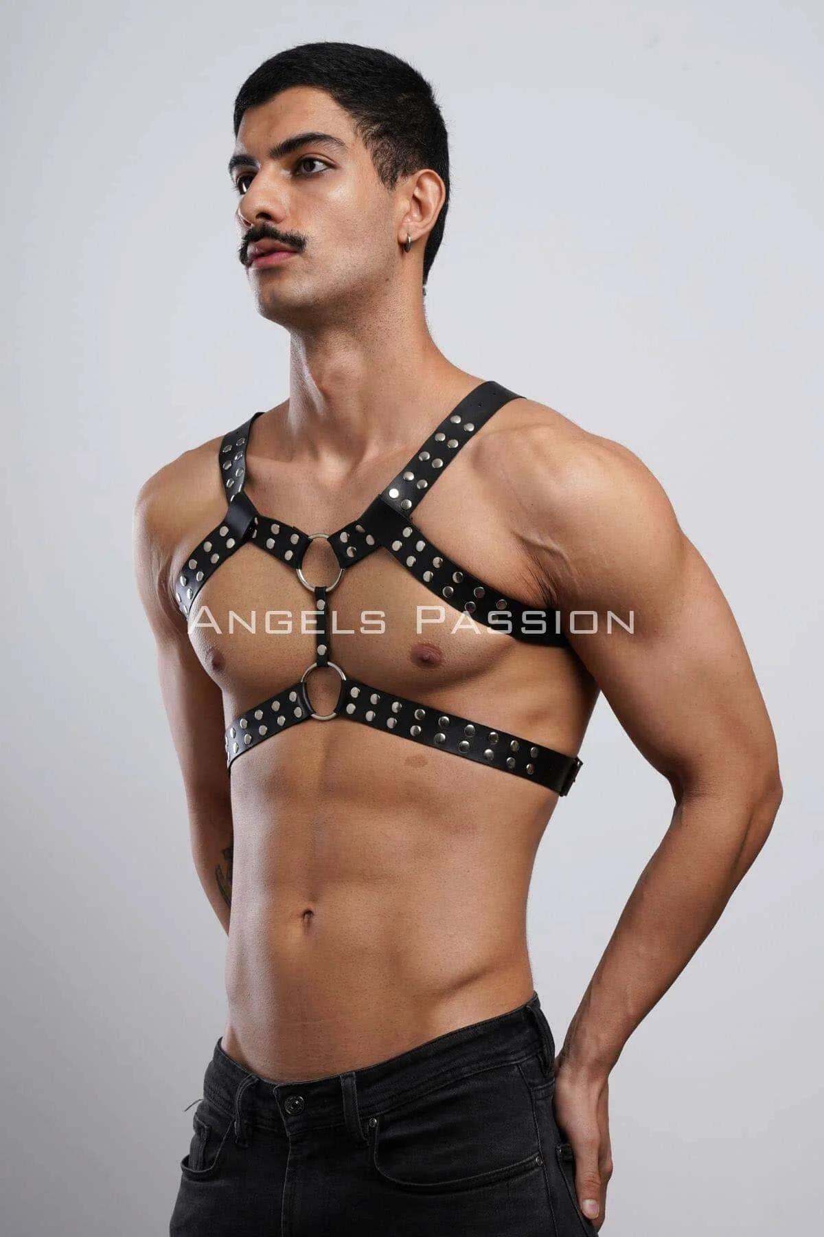 Göğüs merkezinde altın tonlu O-halka ve gümüş perçin süslemeli siyah erkek moda harness, yan açı