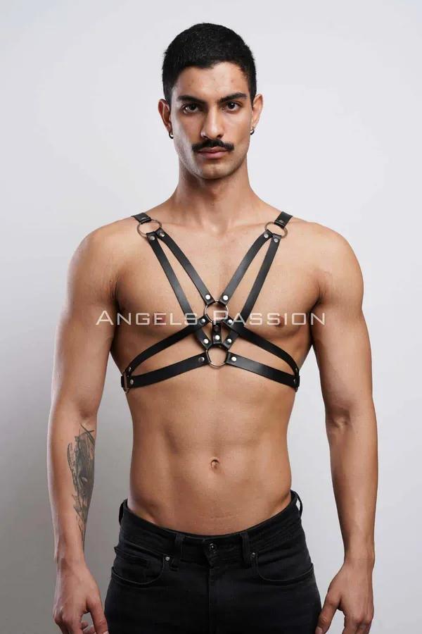 Erkek modelde gümüş donanımlı geometrik askı tasarımlı siyah suni deri askılı O-halka göğüs harness