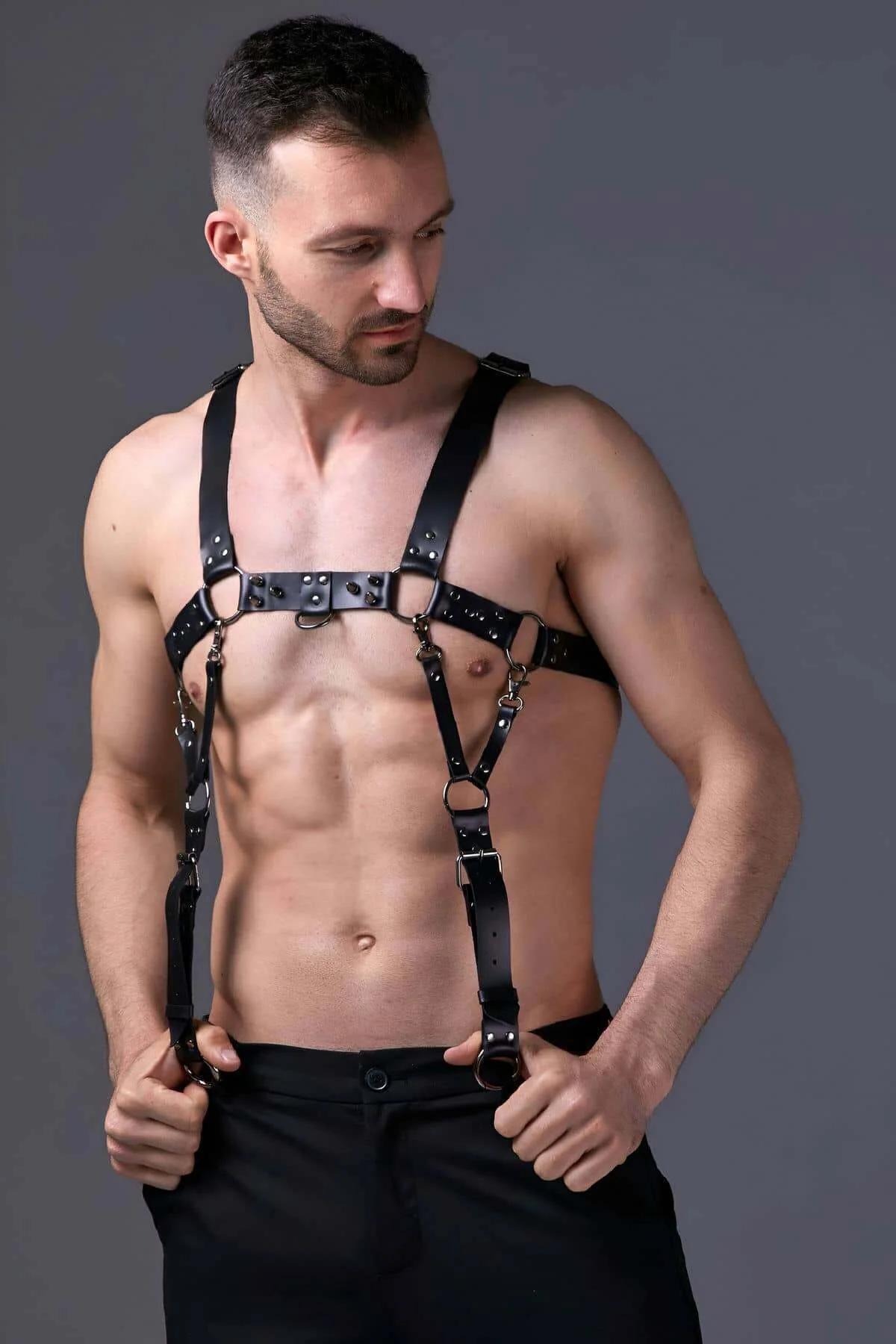 çıplak gövde üzerine giyilen siyah vegan deri vücut harness üç bantlı yapı, sokak modası stili