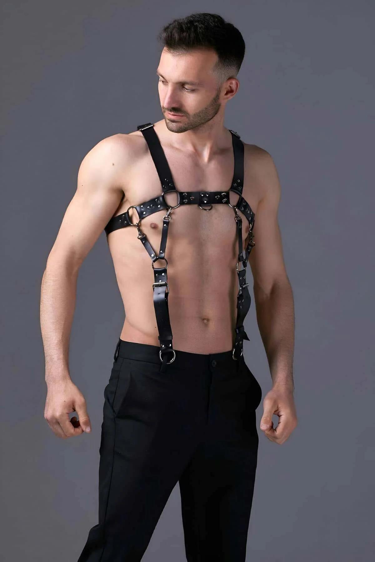 siyah çok askılı erkek moda harness üzerinde ayarlanabilir toka kapama detayı