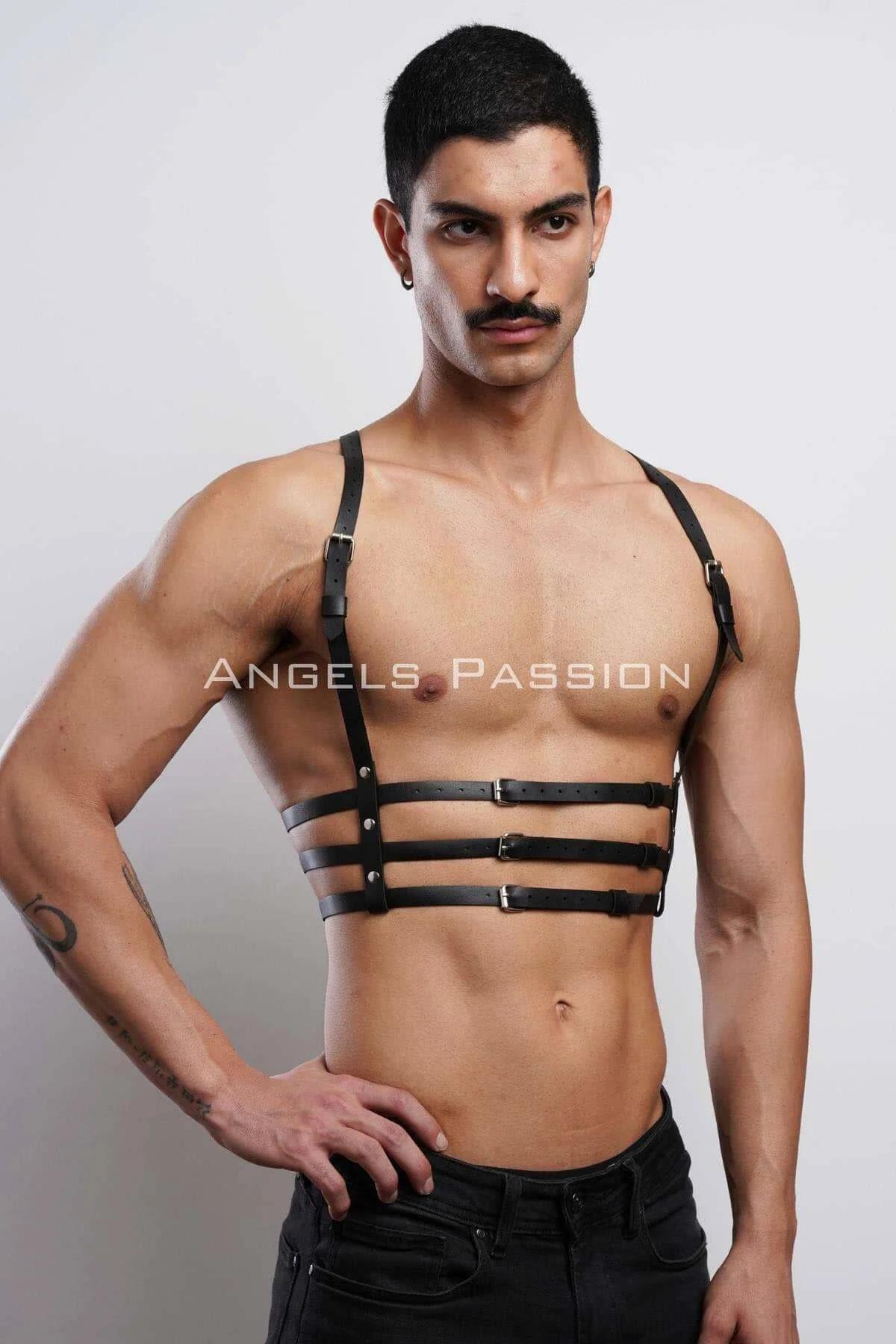 siyah erkek harness 3 paralel yatay şerit, gümüş nikel kaplama metal toka detayı