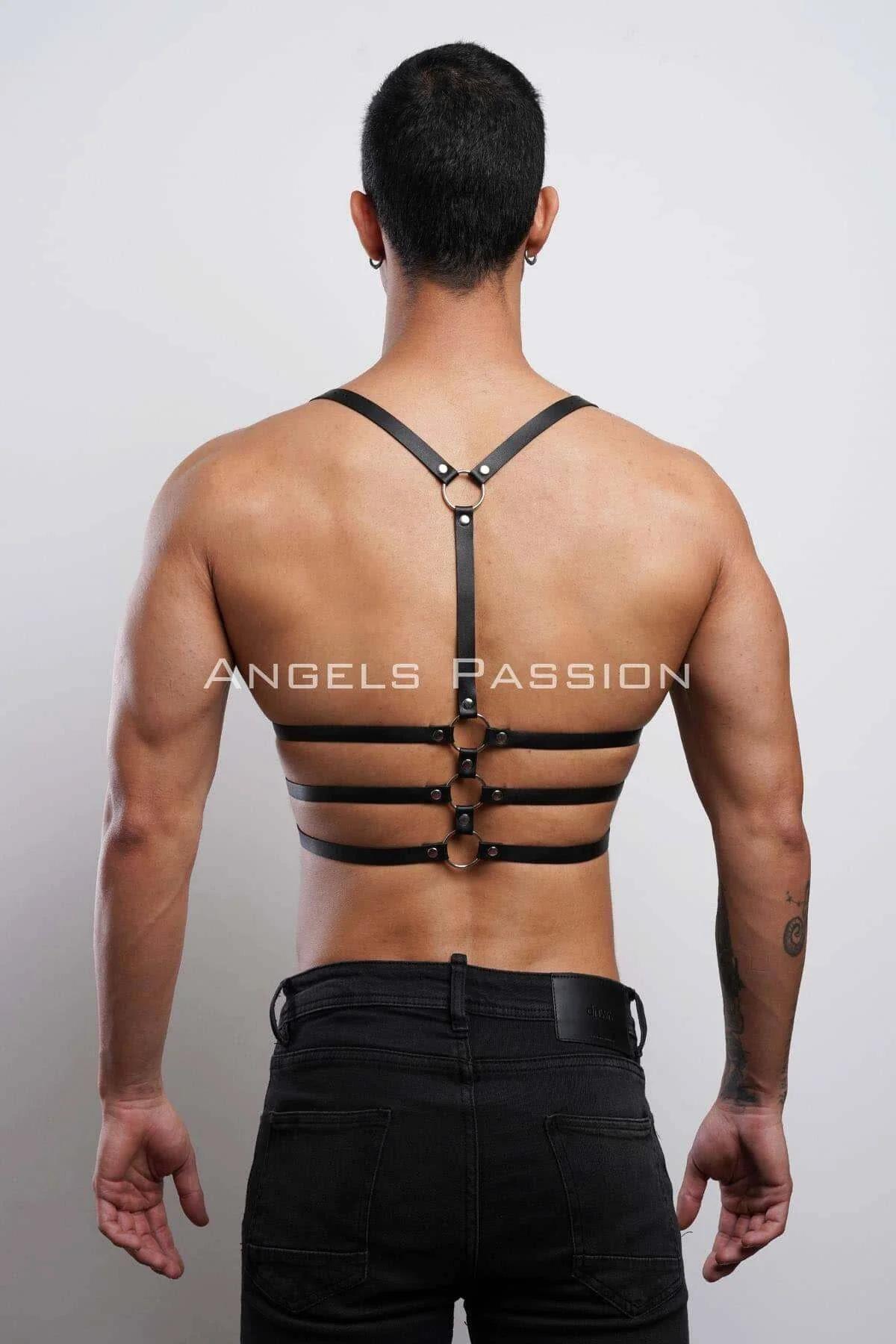 vegan deri erkek göğüs harness toka yakın çekim, nikel kaplama gümüş metal kilitleme