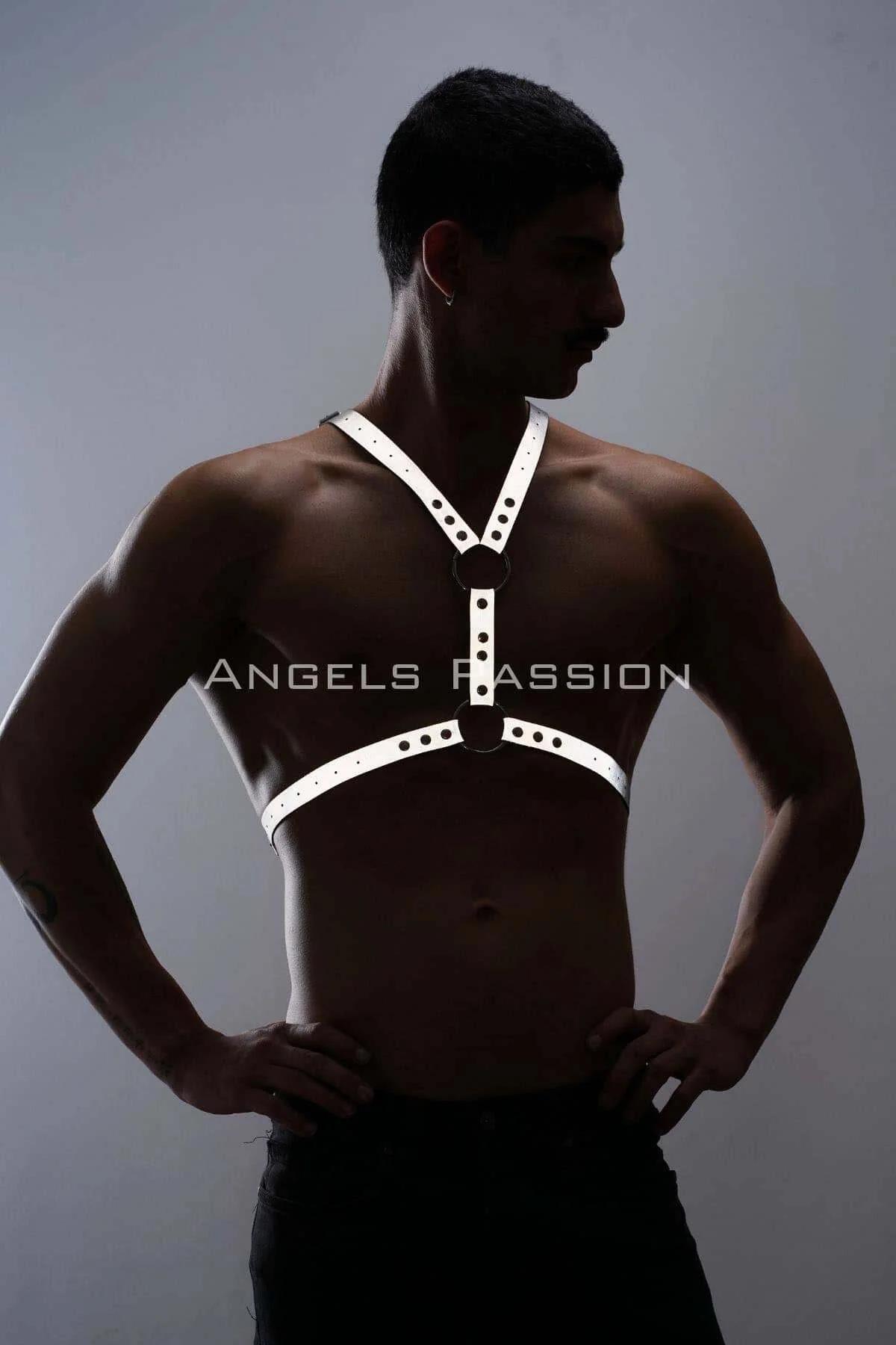 Yatay bel bandı ve gümüş metal aksesuarlı beyaz göğüs harness tam uzunluk görünümü