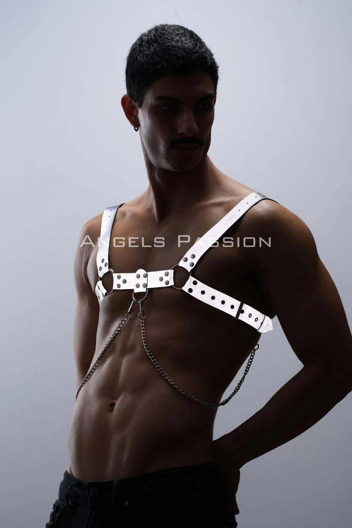Atletik erkek torsosu üzerinde gümüş zincirli ayarlanabilir beyaz X-çapraz göğüs harness